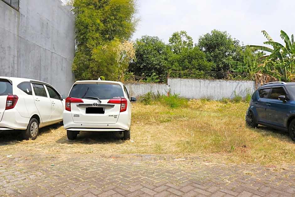 OYO Life 92922 Kost Bu Mala 1 Syariah