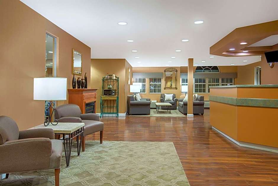 Microtel Inn & Suites by Wyndham Raton