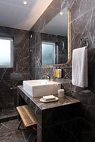 Penthouse Comfort Suite with Hot Tub