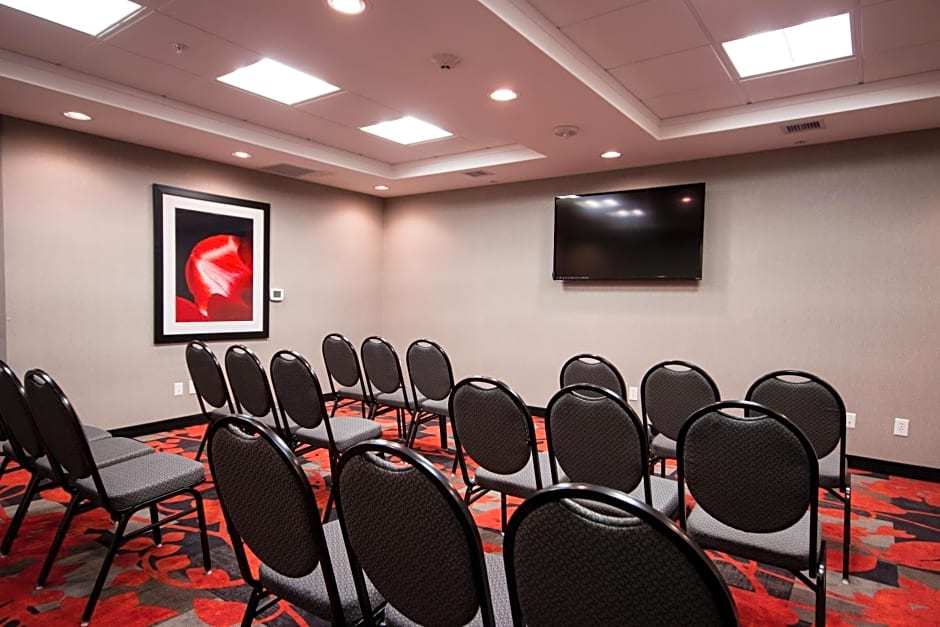 Hampton Inn & Suites DuPont