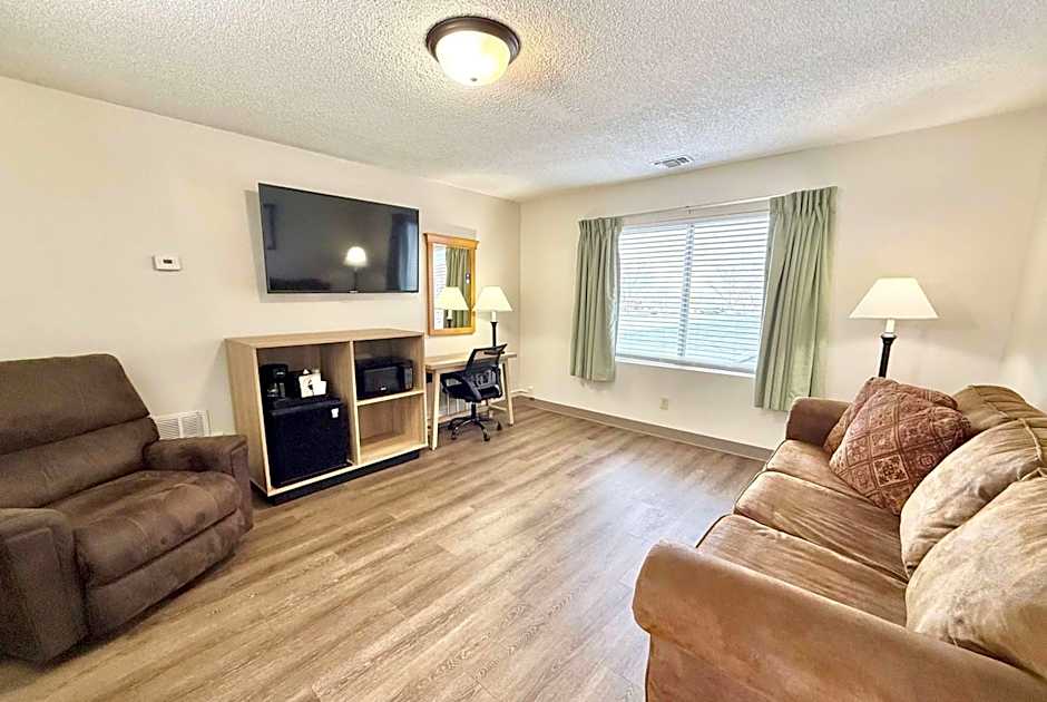 Super 8 by Wyndham Salina/Scenic Hills Area