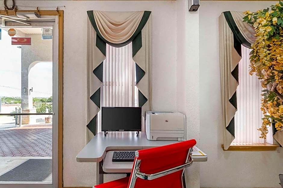 Econo Lodge Inn & Suites Near Lackland AFB