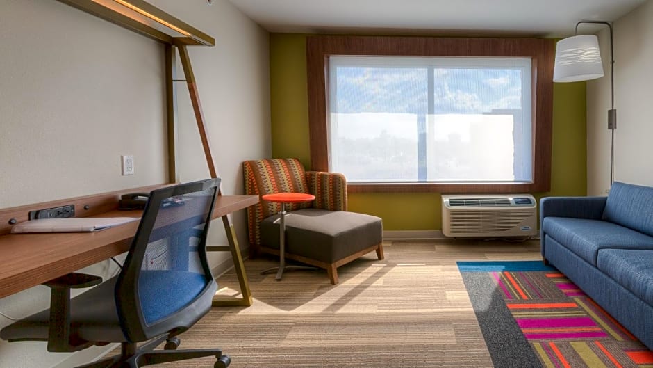 Holiday Inn Express & Suites Tulsa Midtown