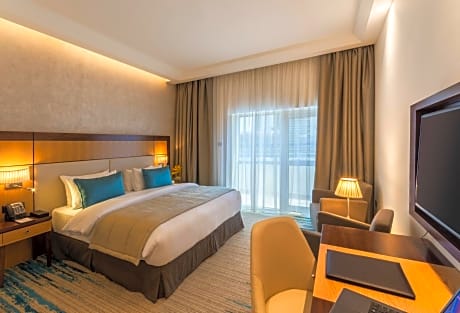 Deluxe King Room (Free transfers to the beach and selected malls & 20% discount on F&B & Spa)