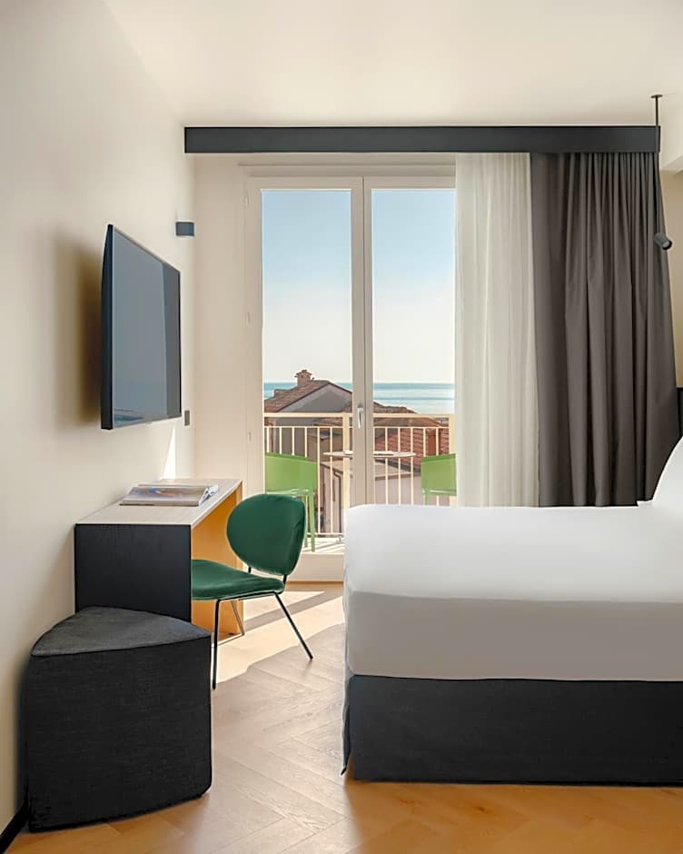 Foto 1 dari 3 — 1 Queen Bed, Sea View