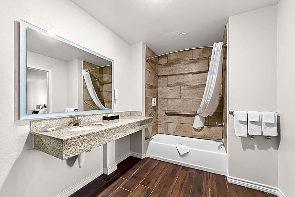 Quality Inn & Suites Port Lavaca near Lighthouse Beach