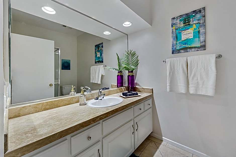 Beverly Hills Chic 2 bed 2bath with Patio and Parking 309