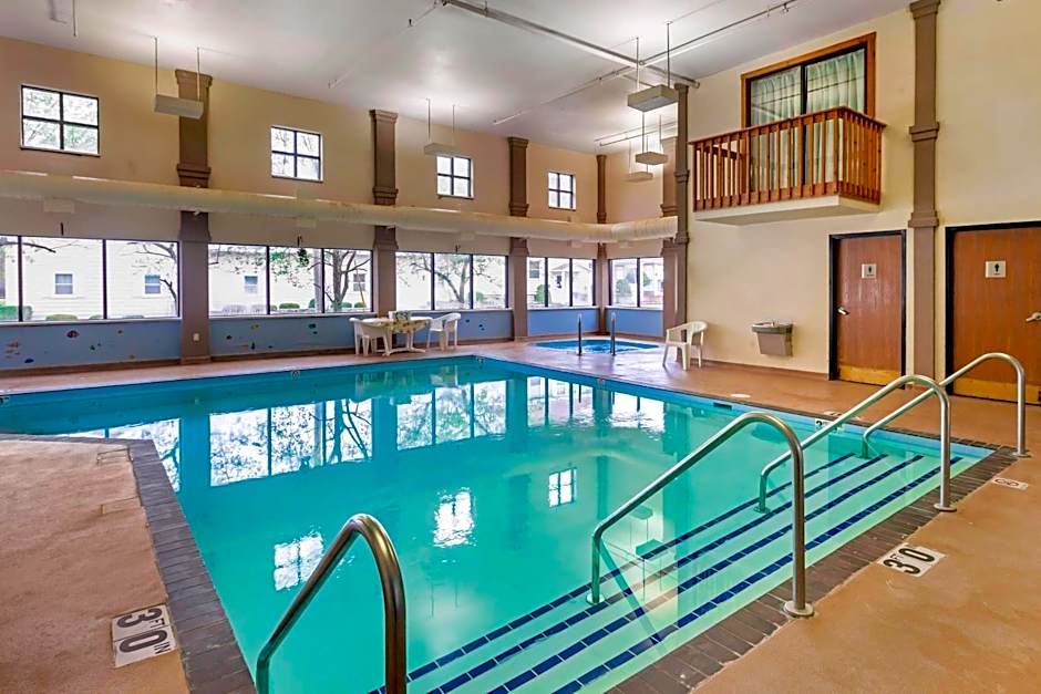 Econo Lodge Inn & Suites