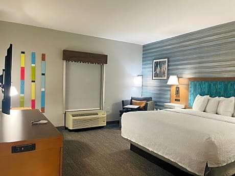 King Room with Microwave and Refrigerator - Non-Smoking
