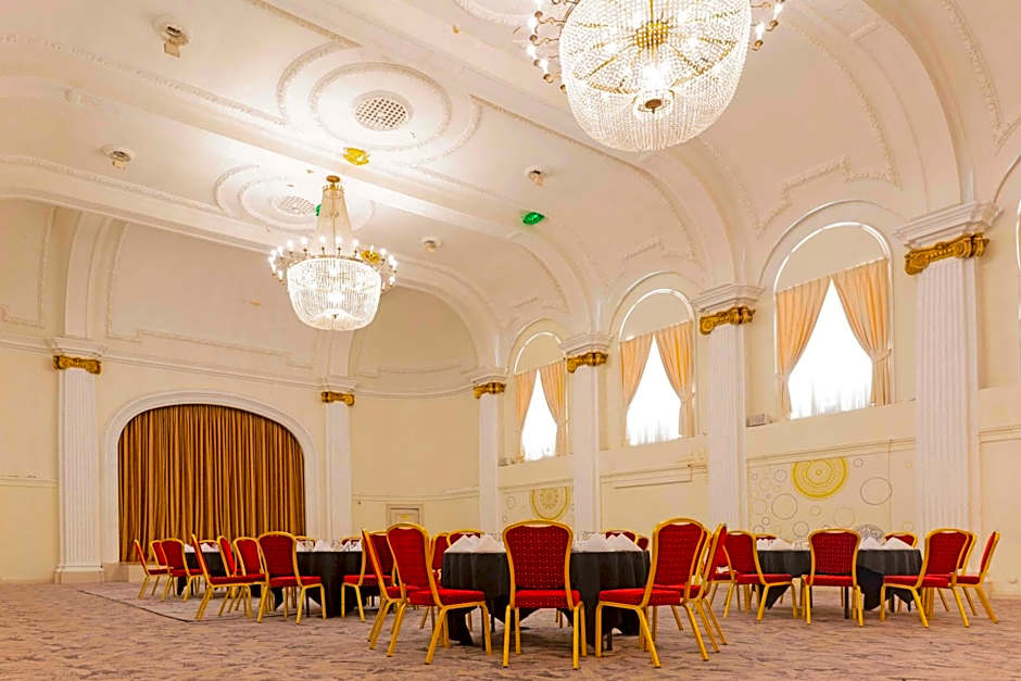 Bristol Grand Hotel By Sunday
