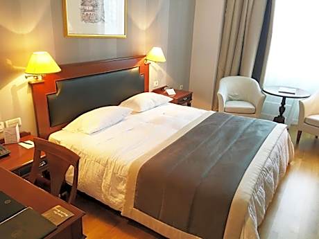 Guest Room with Access to Indoor Swimming Pool & Spa