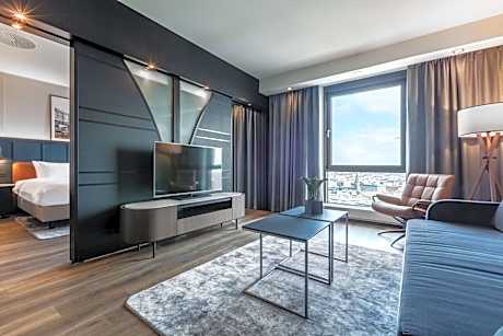 Suite with Skyline and Lake View