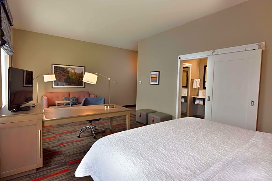 Hampton Inn By Hilton and Suites at Wisconsin Dells Lake Delton WI