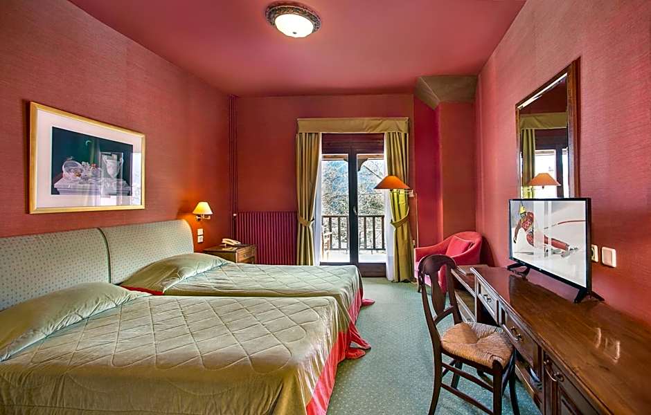 Country Club Hotel & Suites