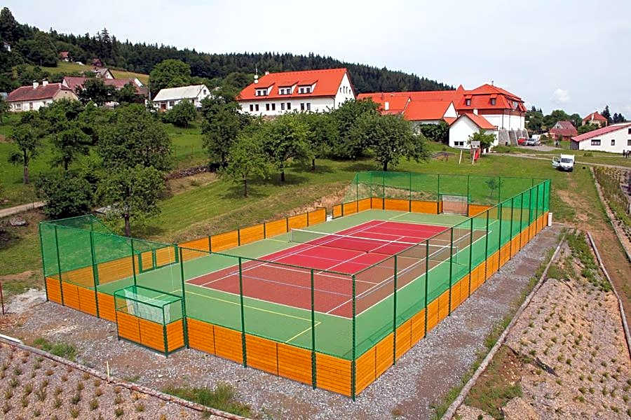 Hotelový a jezdecký areál Dvůr Krutěnice