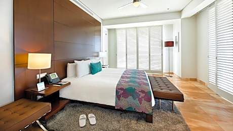 One Bedroom Penthouse King Size Bed Diamante View