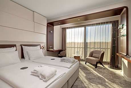 Standard Queen Room with Side Sea View