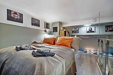 Deluxe One-Bedroom Apartment