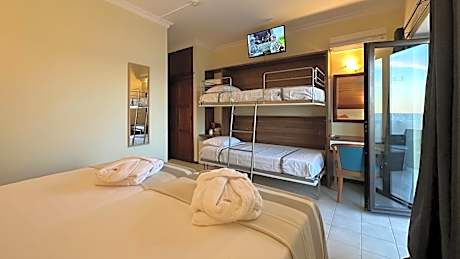 Quadruple Room with Sea View