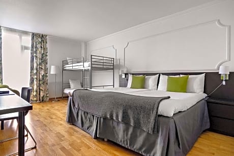 1 Queen Bed, Non-Smoking, Family Room, Bunk Beds, Free Internet, Full Breakfast