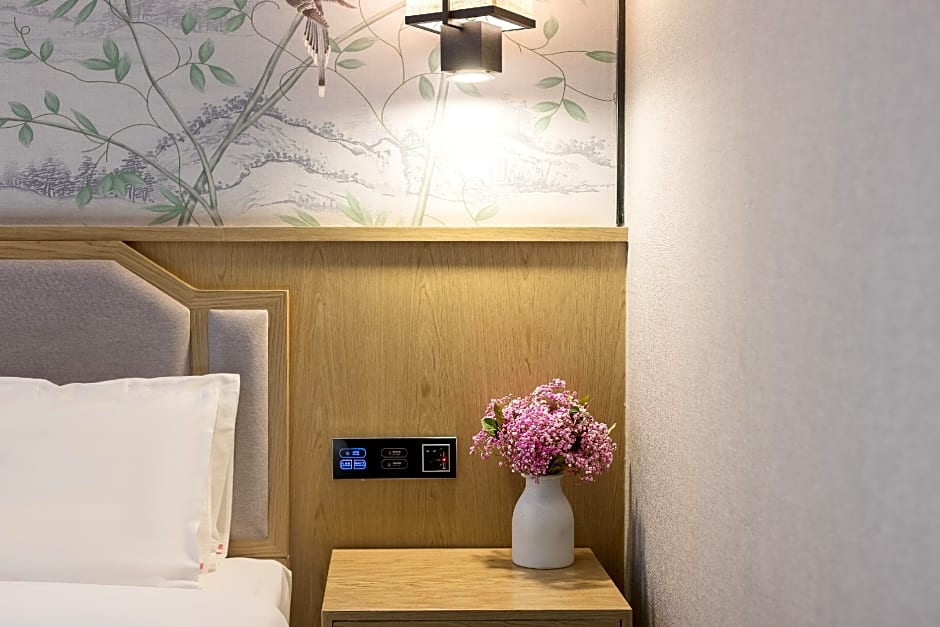 Rezen Hotel Urumqi High-speed Railway Station