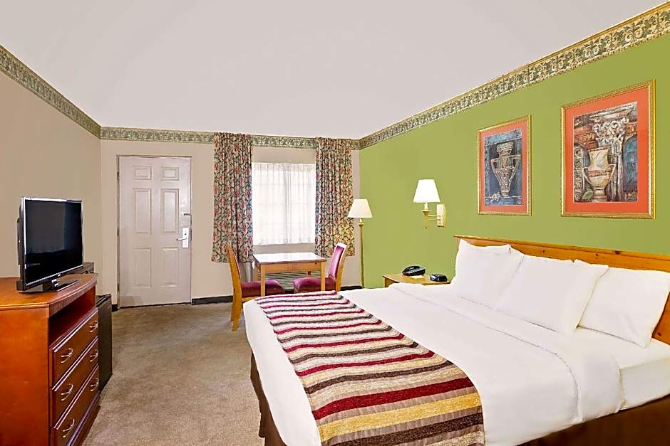 Days Inn & Suites by Wyndham Starkville