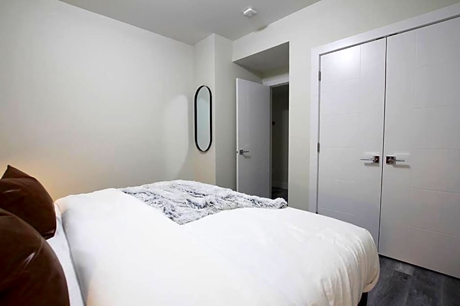 Executive Bsmt Suite, King Bed, 5 min to DT & Whyte Ave, Sleeps 6!