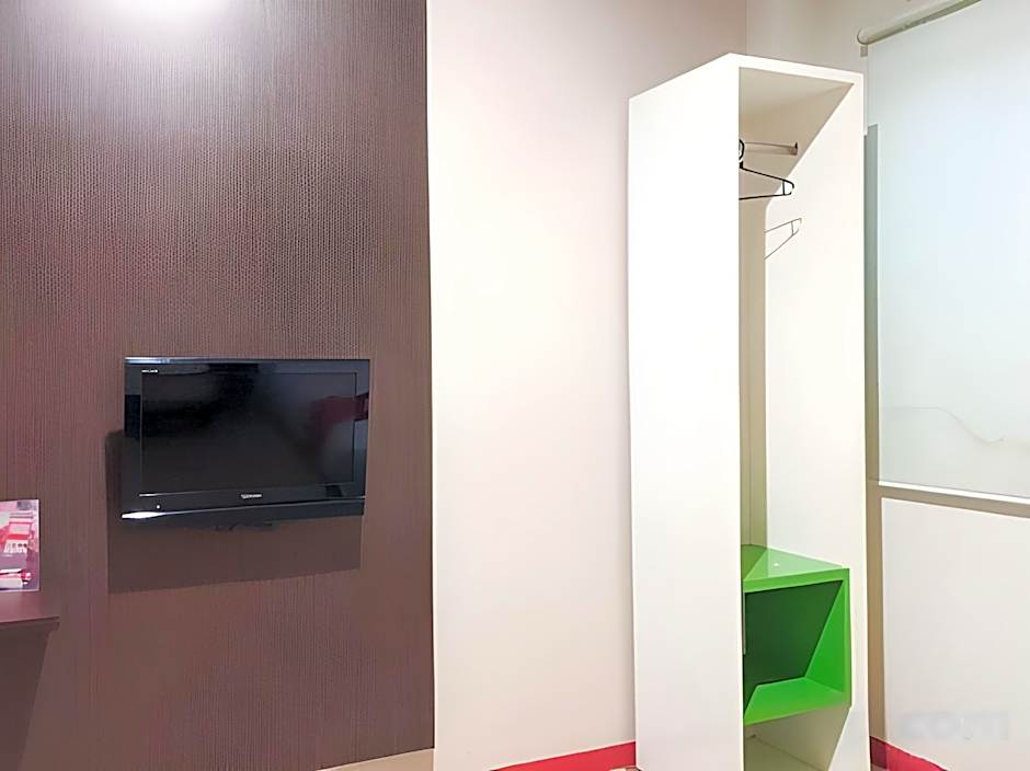 RedDoorz near Pantai Pede