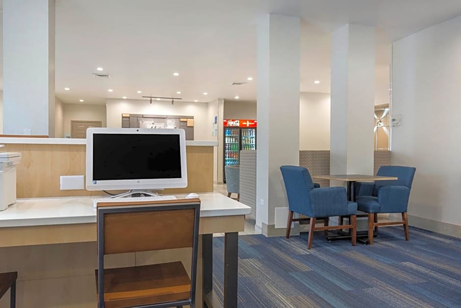 Holiday Inn Express & Suites Chicago West - St Charles