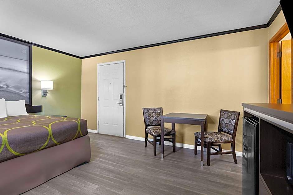 Super 8 by Wyndham Crescent City