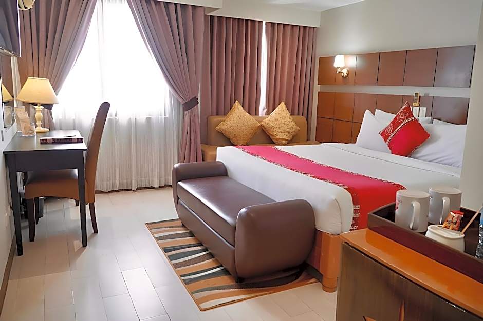 Pinnacle Hotel And Suites