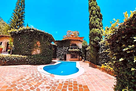 Residencia estilo Californiana Jardín de los Soles