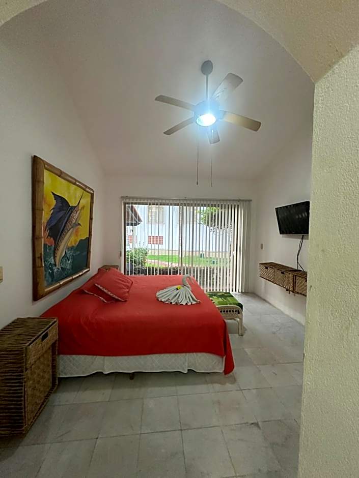 HAB PTa B ÁREA DE VILLAS DENTRO DEL HOTEL Junto al Krystal EN IXTAPA WIFI 2A 1M Con playa