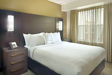 One Bedroom Suite - Queen - Hearing Accessible