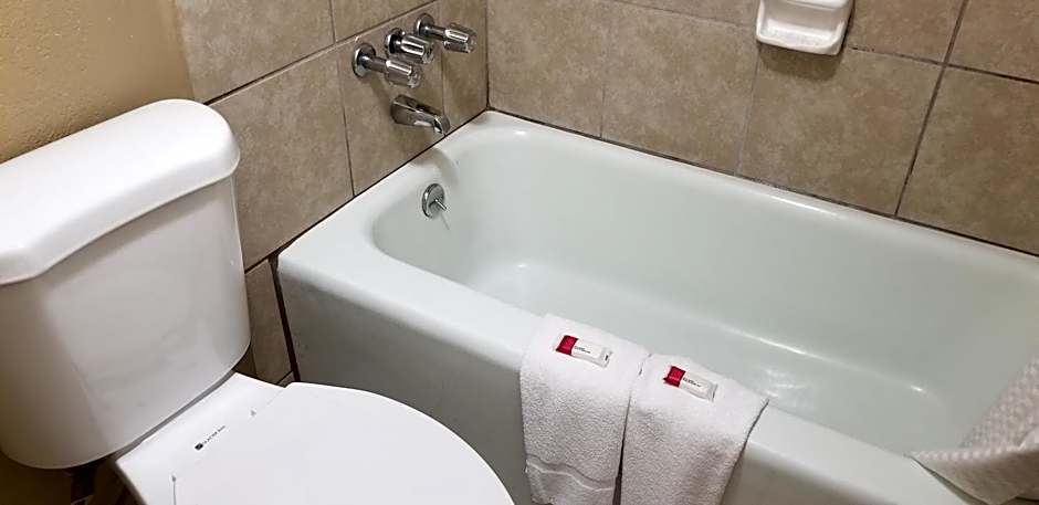 Days Inn by Wyndham Cocoa Cruiseport West At I-95/524