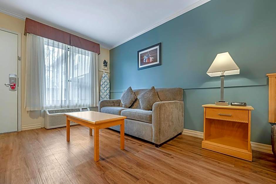 Econo Lodge Inn & Suites