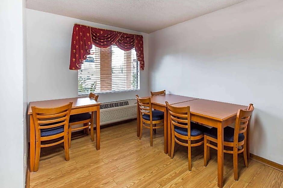 Econo Lodge Inn & Suites