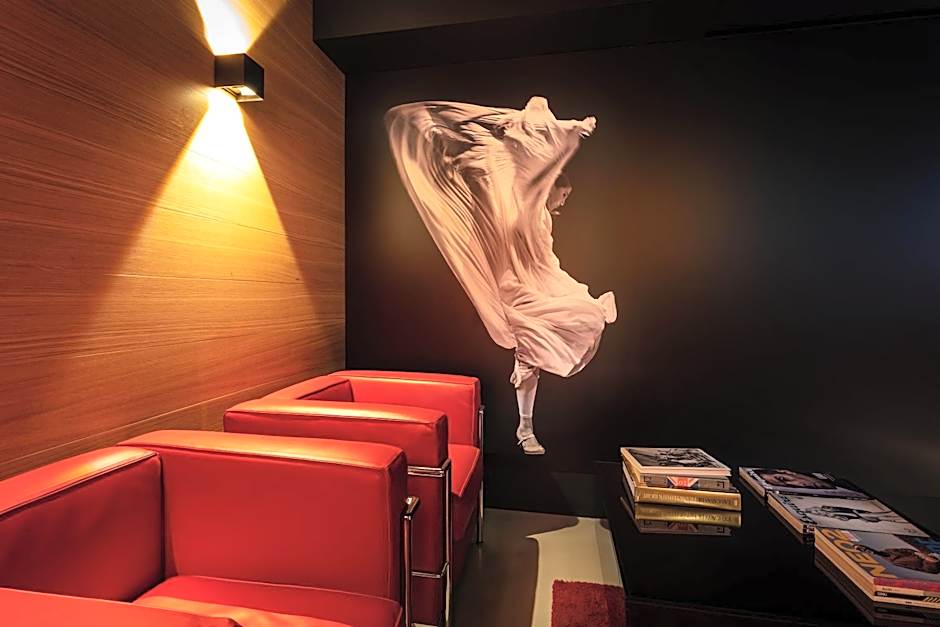 The Black Boutique -- Turistea Suites