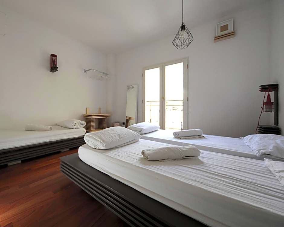 Foto 1 de 7 de Triple Room with Shared Bathroom