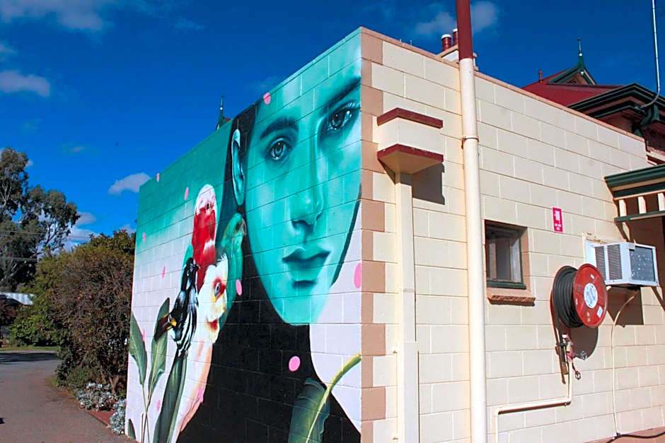 The Lodge Outback Motel