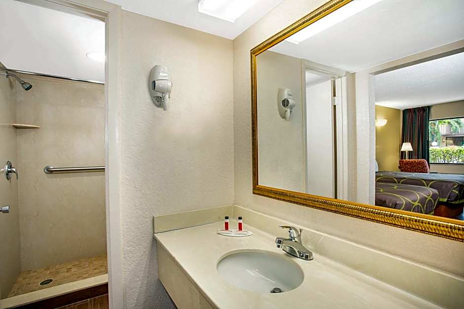 Super 8 by Wyndham North Palm Beach