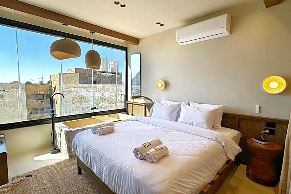 The 2 BDR Pyramids Vista w Bathtub