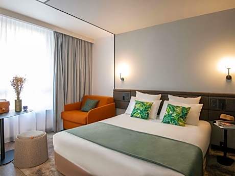 Superior room with 1 Queensize bed and 1 single sofa bed - Garden View