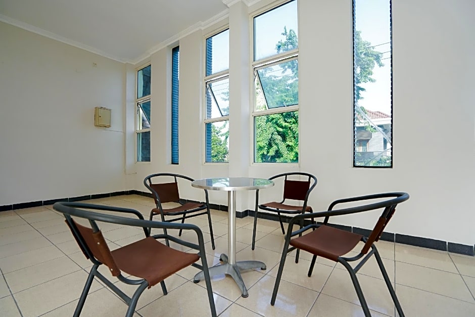 Super OYO 2075 Graha Marina