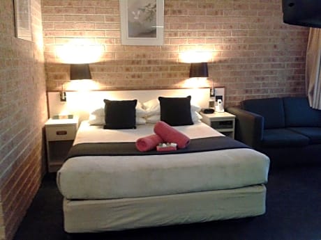 Family Room with Spa Bath