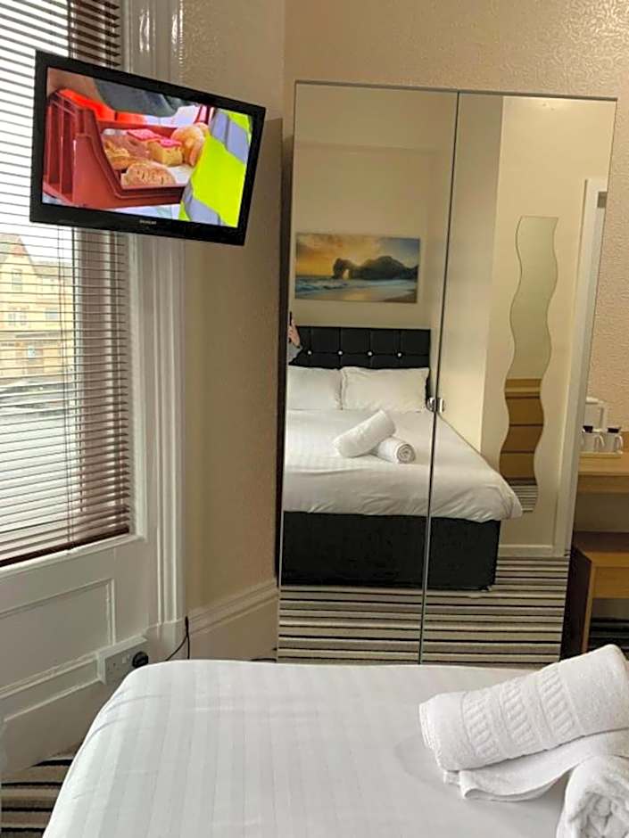 OYO Wave Crest Hotel