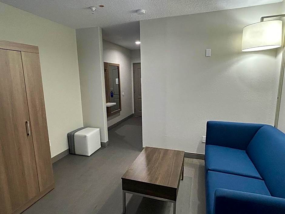 Holiday Inn Express Hotel & Suites Grants Milan By IHG