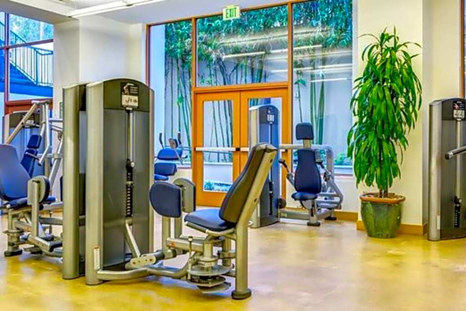 Cozy 2 Bedroom 2 Bathroom Condo with Pool, Gym, Spa