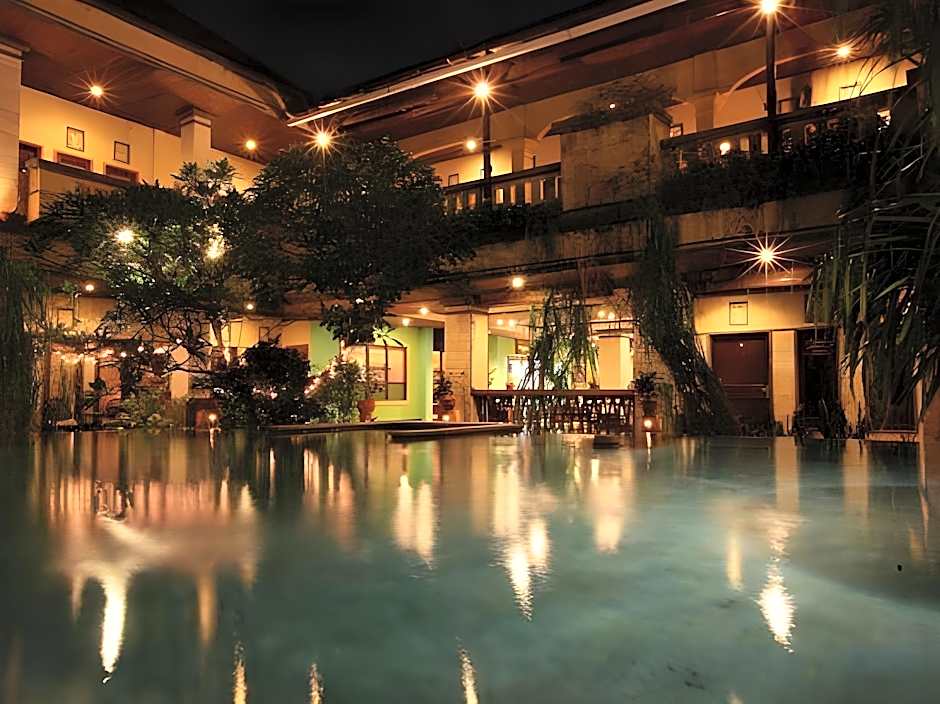 Super OYO Townhouse Oak Maxi Hotel Legian