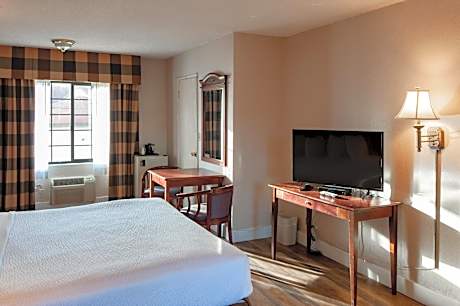 Deluxe King Suite - Non-Smoking